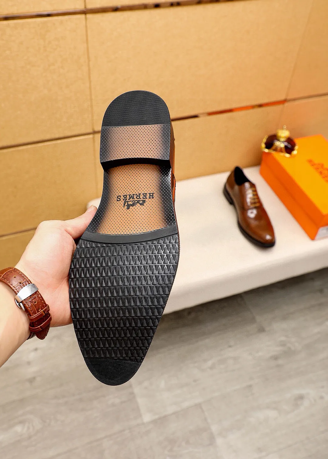 Men's shoes 💰460💐 Product trademark: HERMES "Hermès" business leather shoes Regular size: 38-44 (45🉑️customized) Product materials: Selected imported first-layer open-edge beaded calfskin upper, imported water-dyed 🐂 cowhide lining. Strong three-dimensional visual effect, non-slip and wear-resistant combination outsole Color: 2⃣️colors available